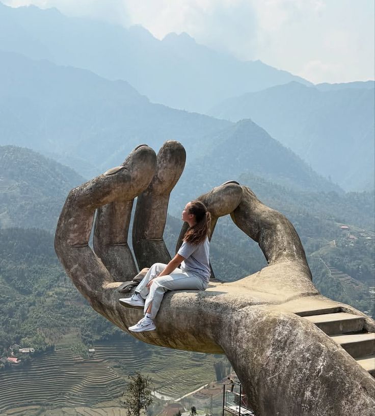 hand statue sapa